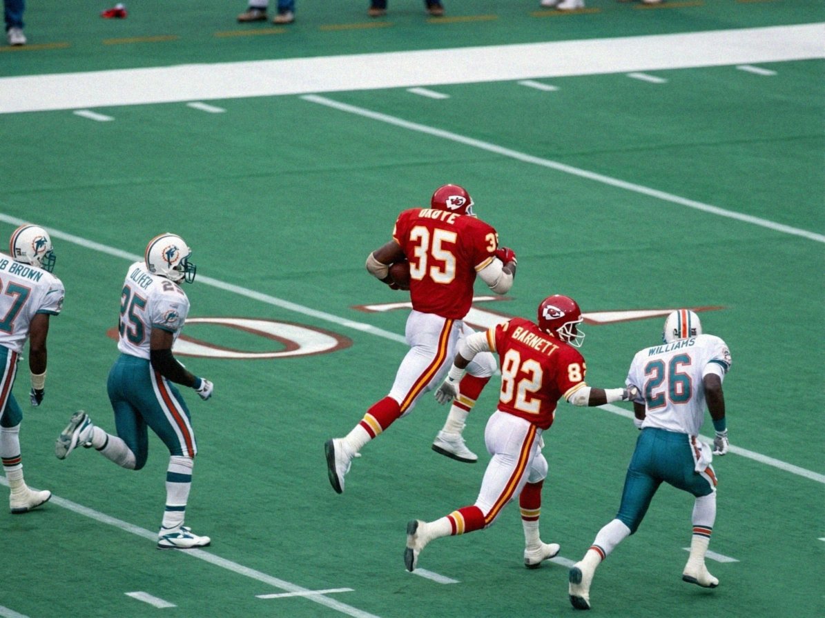 1991: Marty Schottenheimer was so mad over losing to Miami in the playoffs, he called EIGHT CONSECUTIVE HANDOFFS to Christian Okoye to start the rematch. 💥🐂