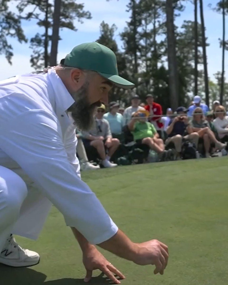 .Jason Kelce caddying for Akshay Bhatia at the Masters Par 3 Contest 😭