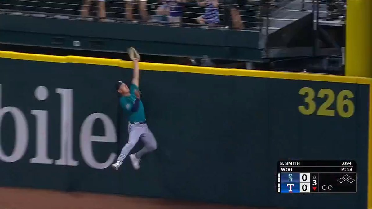 Rob Refsnyder leaps at the wall to make a tremendous catch! 😳