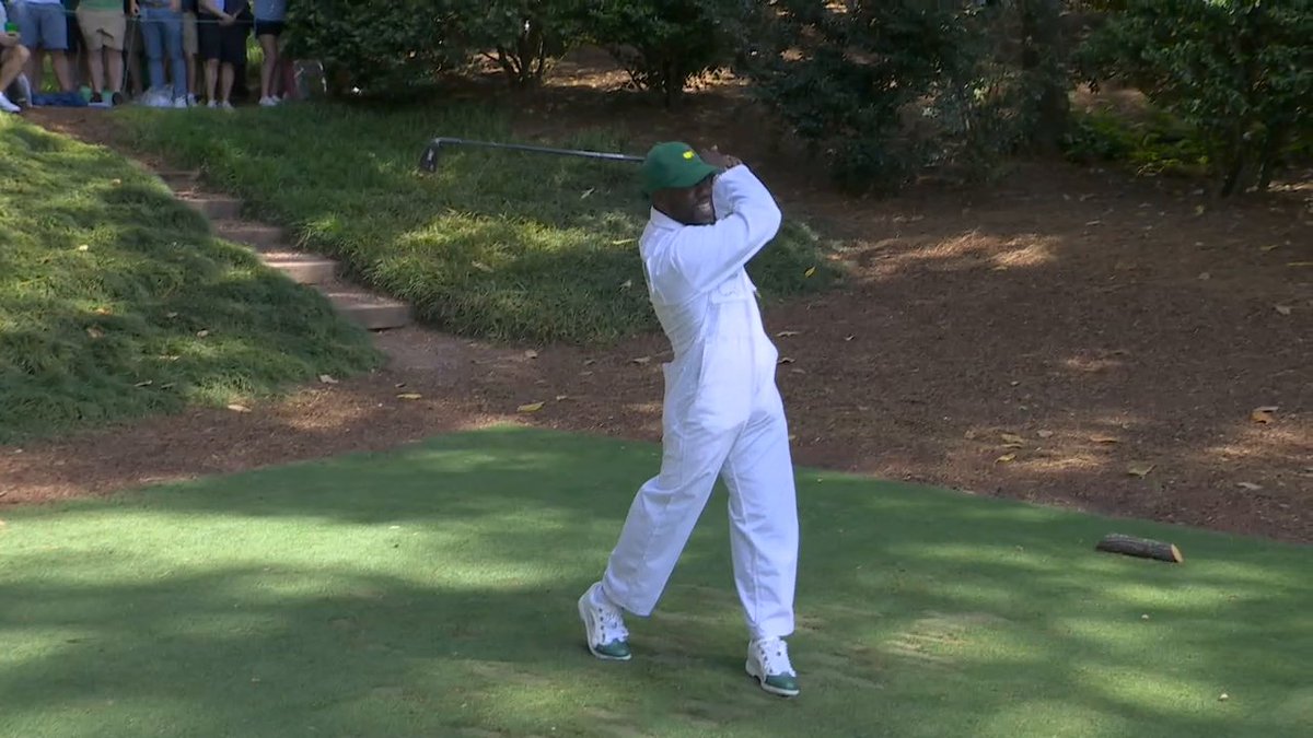 "I WAS BUILT FOR THIS!" 😂 Rate Kevin Hart's swing ⬇️