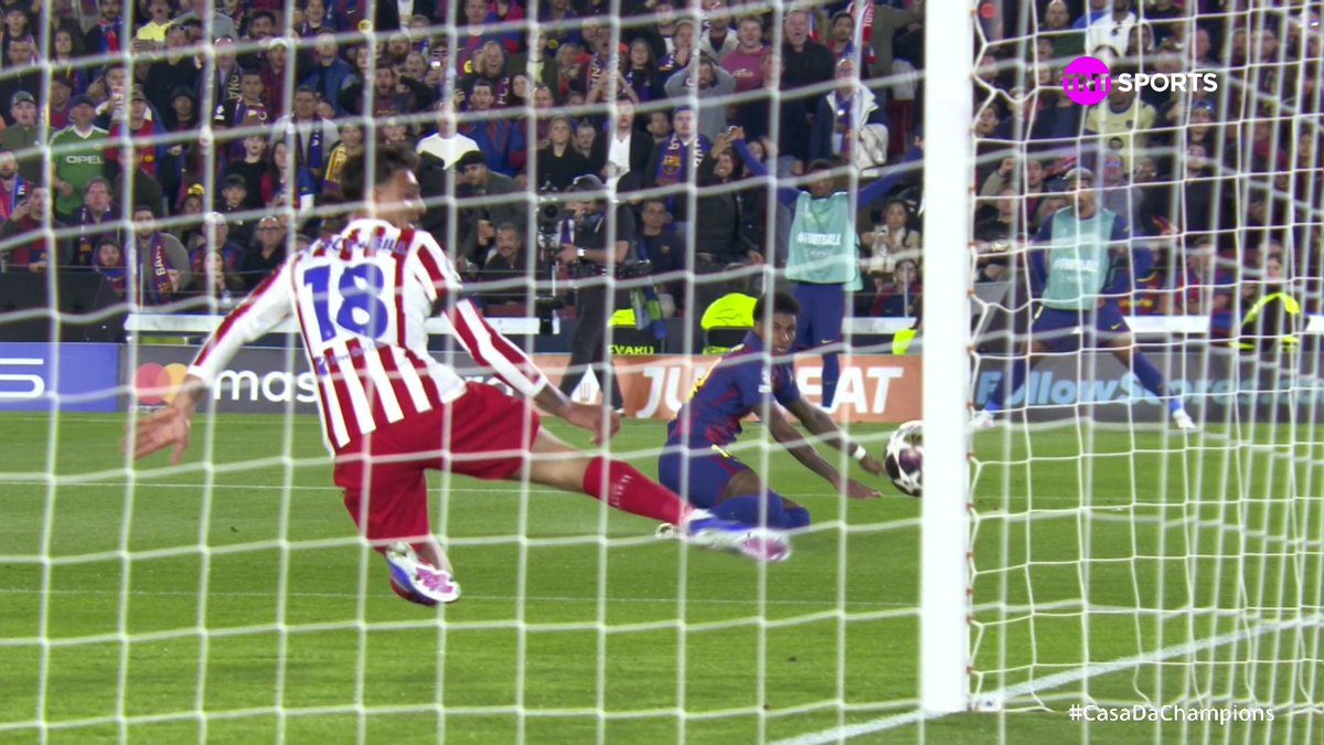 O passe de trivela do Lamine Yamal pro Rashford. 🎥 TNT Sports BR