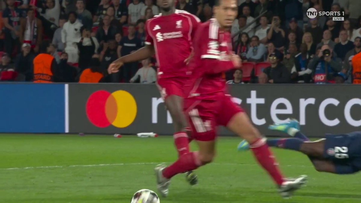 Should this have been a penalty...? 🤔 📺 TNT Sports & HBO Max