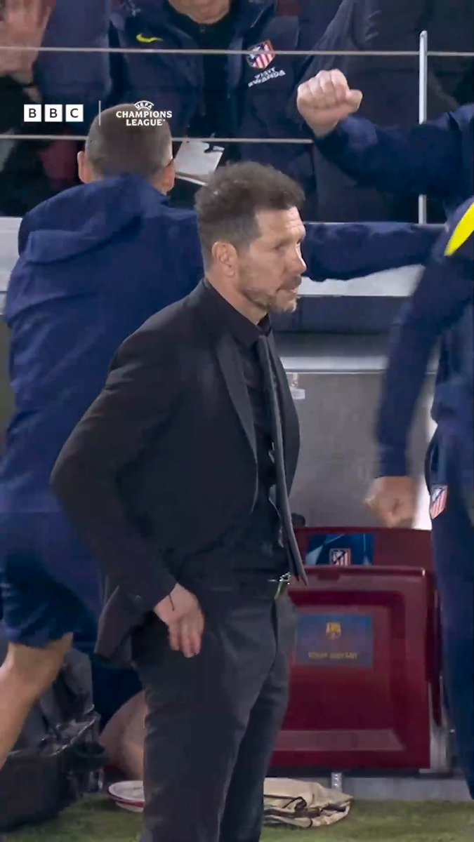 Stunning Julian Alvarez free-kick 😮‍💨 No Diego Simeone reaction 😐