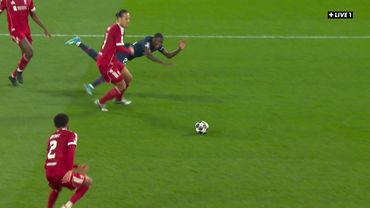 COMMENT ÇA C’EST PAS PENALTY CA ???!!! La grosse poussette de Konaté 🇫🇷 dans le dos de Nuno Mendes 🇵🇹. 🤯 C’est réglementaire selon l’arbitre : PAS DE PENALTY !!! ❌😱 🎥 CANAL+ Foot