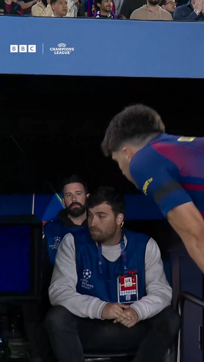 Pau Cubarsi wanted to see his sending off ๐ฅ The pitchside monitor had other ideas ๐