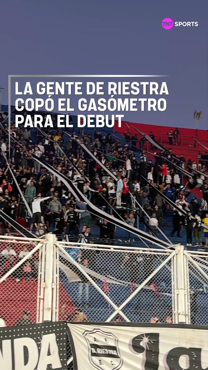 ESTRENO HISTÓRICO PARA EL MALEVO ⚪⚫ 🏆 DEPORTIVO RIESTRA juega por primera vez la CONMEBOL #Sudamericana y su público colmó la tribuna de la cancha de San Lorenzo para el partido frente a Palestino.