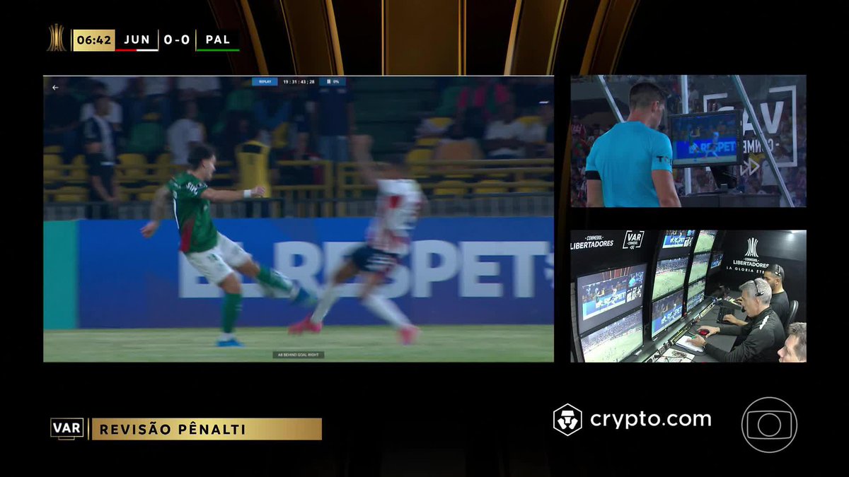 O pênalti marcado para o Junior Barranquilla contra o Palmeiras. 🎥 TV Globo 📺 | ge
