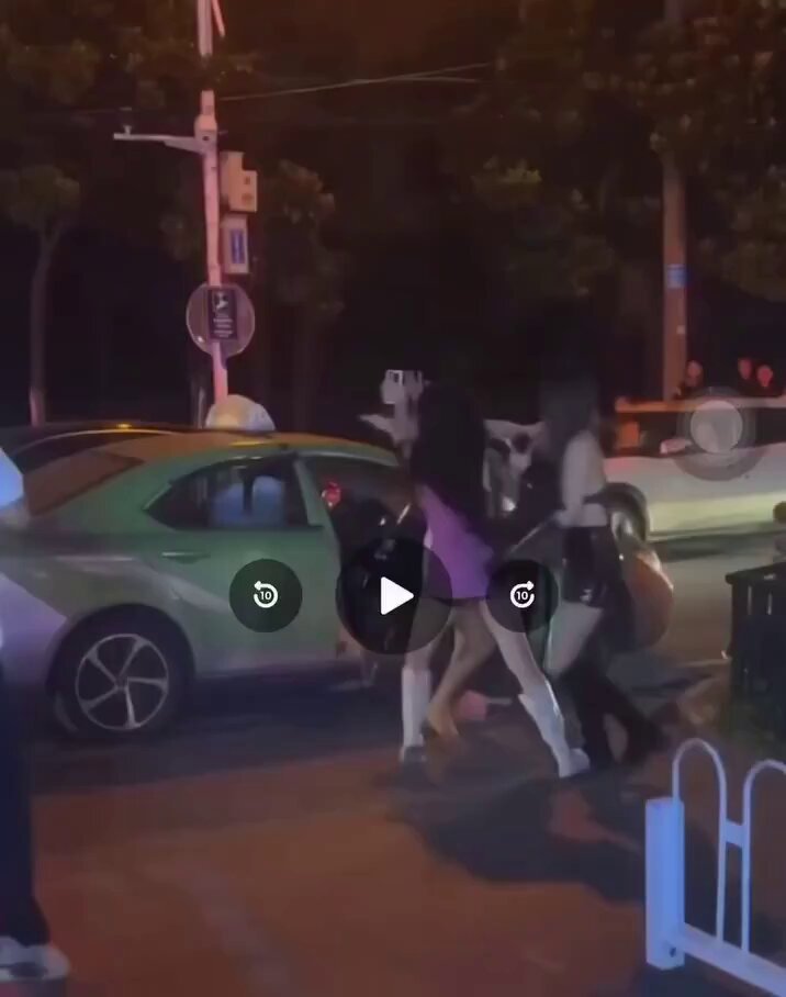 Các tỷ tỷ douyin combat nhau tóe khói, không biết có đau hay không nhưng bổ mắt người quá đường quá 😂😂😂