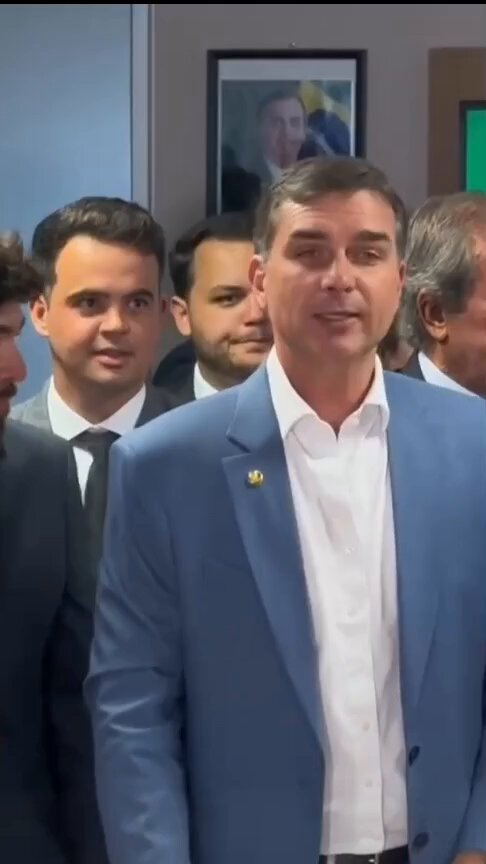 "O Lula não será mais presidente da República a partir do ano que vem" afirma Flávio Bolsonaro, o próximo Presidente do Brasil.