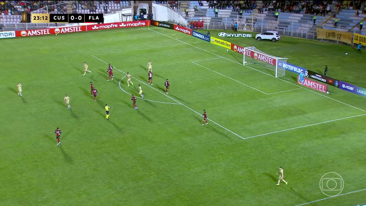 O momento em que Cusco e Flamengo pararam para uma “parada de hidratação”. O jogo é noturno e está cerca de 8º graus na cidade em que o jogo está acontecendo.. 🎥 ge