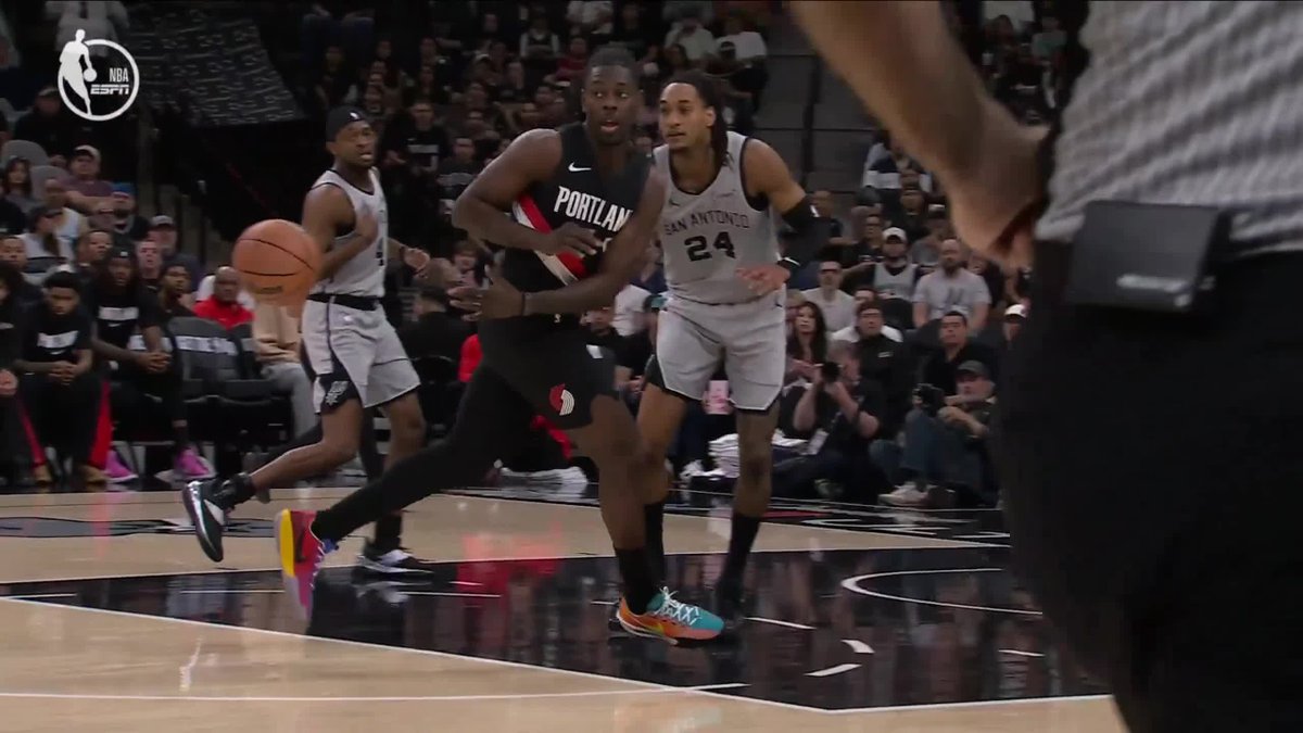 JRUE NO-LOOK TO CLINGAN 🔥 Trail Blazers–Spurs underway in San Antonio on ESPN and the ESPN App 🏀