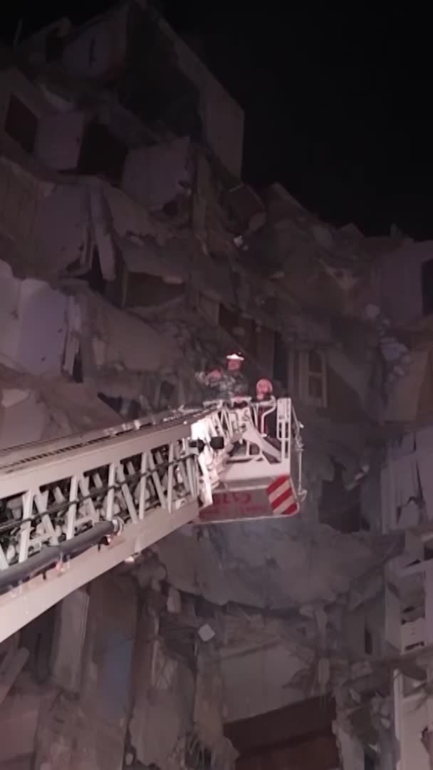🚨🇱🇧🇮🇱 Rescue teams dig through rubble overnight in Beirut's Tallet El Khayat neighborhood. Searching for survivors after Israel's largest coordinated strike on Lebanon.