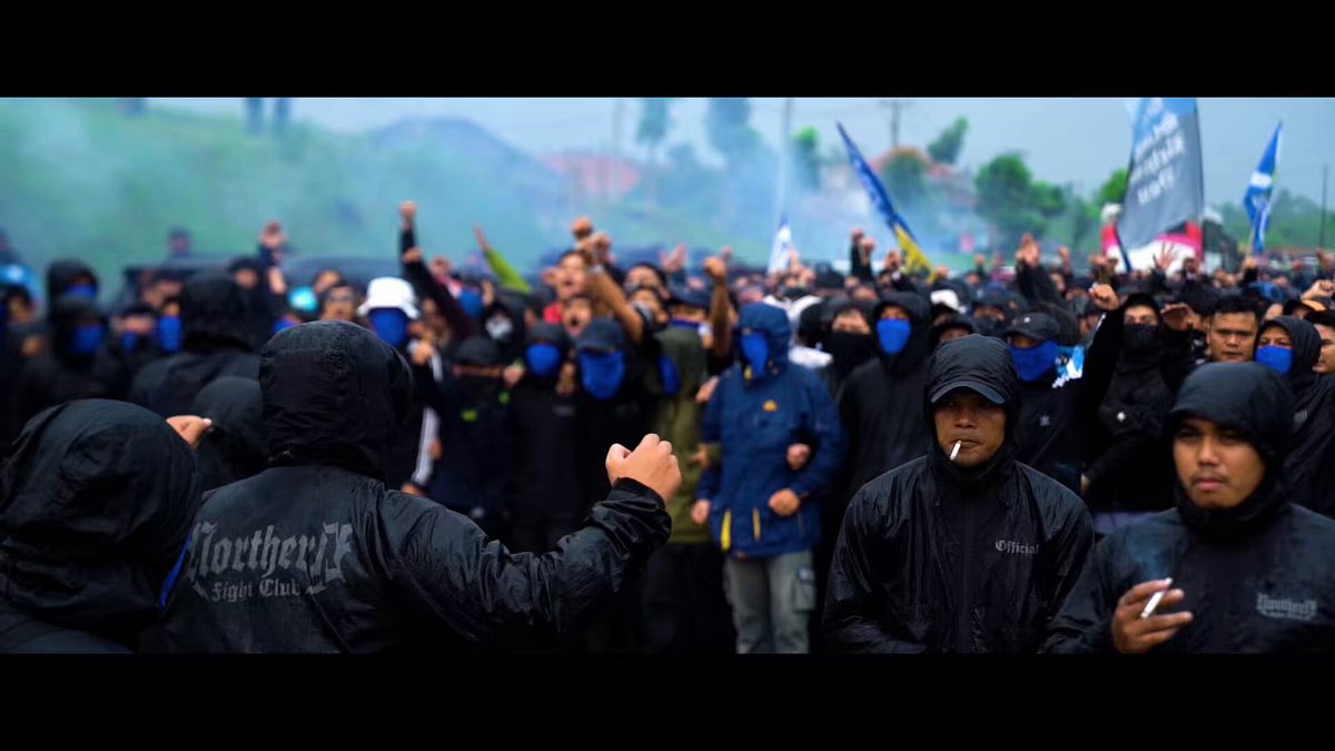 Gone in a flash last time, back with a bigger statement now. ⚡️ Introducing the #KolaboraSIB Weekend Offender x PERSIB Collaboration Vol. 2 Jersey. A minimalist exploration in an elegant monochromatic scheme. Triple Black: Stealth mode for the streets. Pure White: Clean aesthetics for the stands. Don’t get left behind for the second time. Secure your piece of history now. Dapatkan sekarang, eksklusif hanya di PERSIB Official Store. Amankan segera sebelum kehabisan! #WeArePERSIB #WeekendOffenderXPERSIB