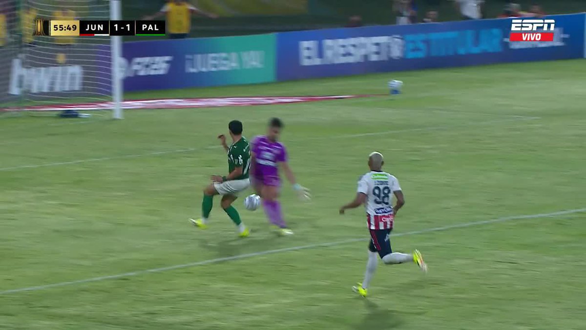Es casi imposible que haya una narración limpia de un gol en una transmisión colombiana. El comentarista siempre está metiendo la cucharada sin importar que la jugada lleve peligro.