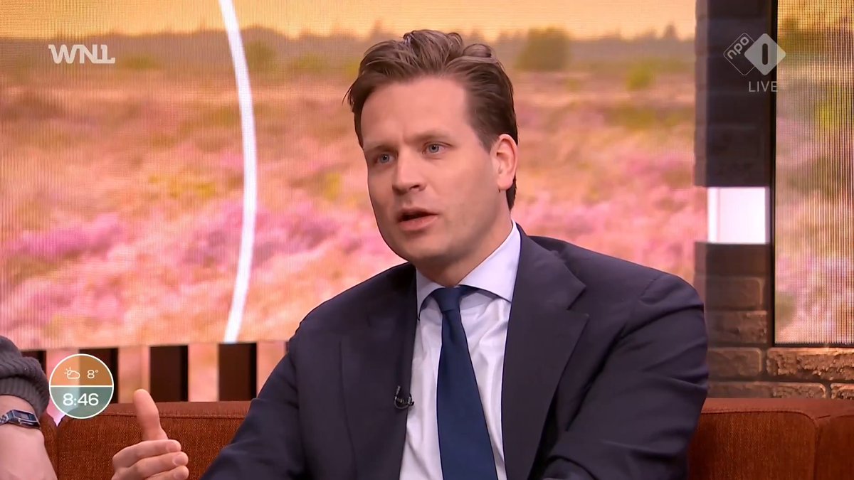 .VVD-minister Vincent Karremans springt op de bres voor NAVO-baas Mark Rutte na kritiek op zijn omgangsvormen met president Trump. "We zijn totaal afhankelijk van Amerika voor onze veiligheid. De NAVO is onze belangrijkste verzekering. Ik zie columnisten - die niet verder zijn gekomen in hun maatschappelijke bijdrage dan af en toe een columnpje schrijven - zeiken over de taal en stijl van Rutte. Onbestaanbaar. Die man houdt ons land veilig!" #GoedemorgenNederland #WNL