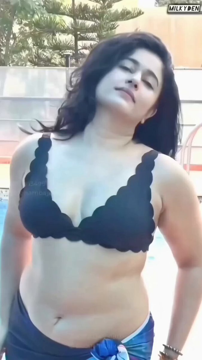Hottest Chubby Beauty #PoonamBajwa 🥵🥵🥵🥵🥵🥵🥵👙👙👙👙👙 Tesla Navel Queen