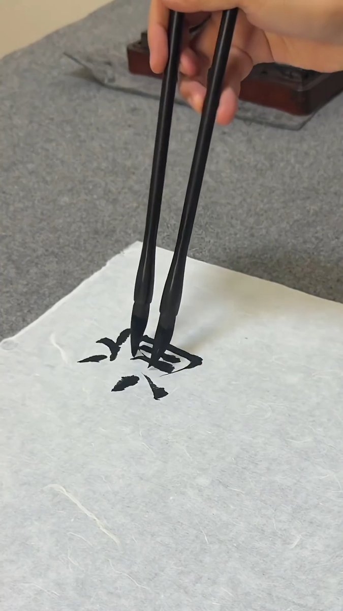 【Video】Have you ever seen #calligraphy written with two brushes at the same time?