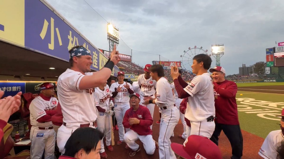 本日の円陣は #ルーク・ボイト 選手📣 「みんな、野球は楽しいスポーツだということを忘れないでほしい。 今日は全員顔面笑顔でプレーするように。 打席に立ったら自信をもっていこう。 レッツゴーLV🔥 SAIKOOOOOOO🔥🔥🔥」 #ルークボイトポーズできました #YGならぬLV #RakutenEagles #強鷲革新