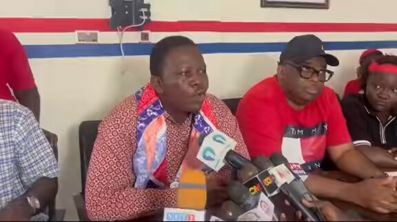 “We promise you that if the NPP comes to power in 2029, we will demolish all the eighty stores to be built by this government” —Members of the NPP in the Awutu Senya East District have expressed their opposition to the municipal assembly’s plan to modernize and reconstruct the Kasoa Old Market, vowing to destroy any future developments at the site when the NPP returns to power. [🎥: odomankoma.kyeame]