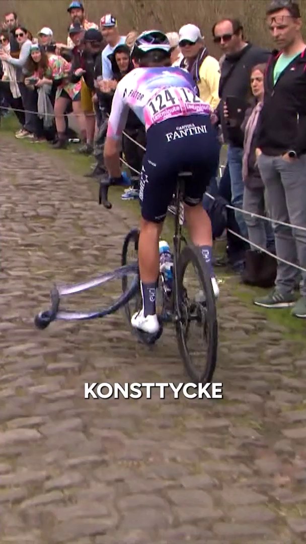 ”Däcket åker av” 🙄❌ Vi minns tillbaka på den här händelsen från Paris-Roubaix 2023. 📲 Se årets upplaga av Paris-Roubaix på söndag från 10.30 på Eurosport 1 och HBO Max.