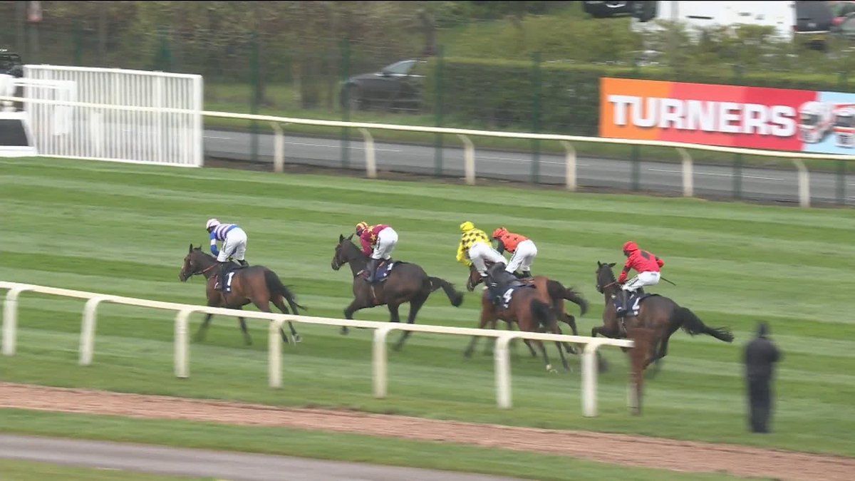 🗣️ "The horse goes one way and Nico goes the other." AP McCoy and Mick Fitzgerald on Nico de Boinville being unseated