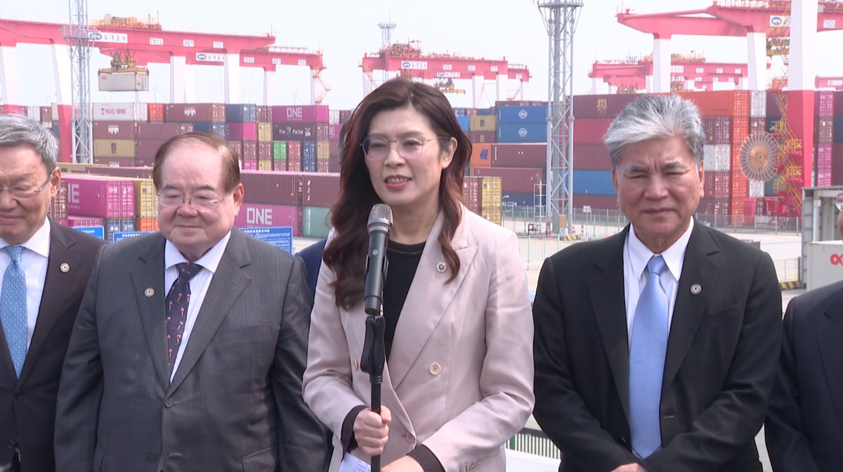 On Thursday, after visiting the Yangshan Deepwater Port, Cheng Li-wun, chairwoman of the Chinese Kuomintang party, delivered a speech, expressing confidence that the two sides of the Taiwan Strait could work together for peaceful development.