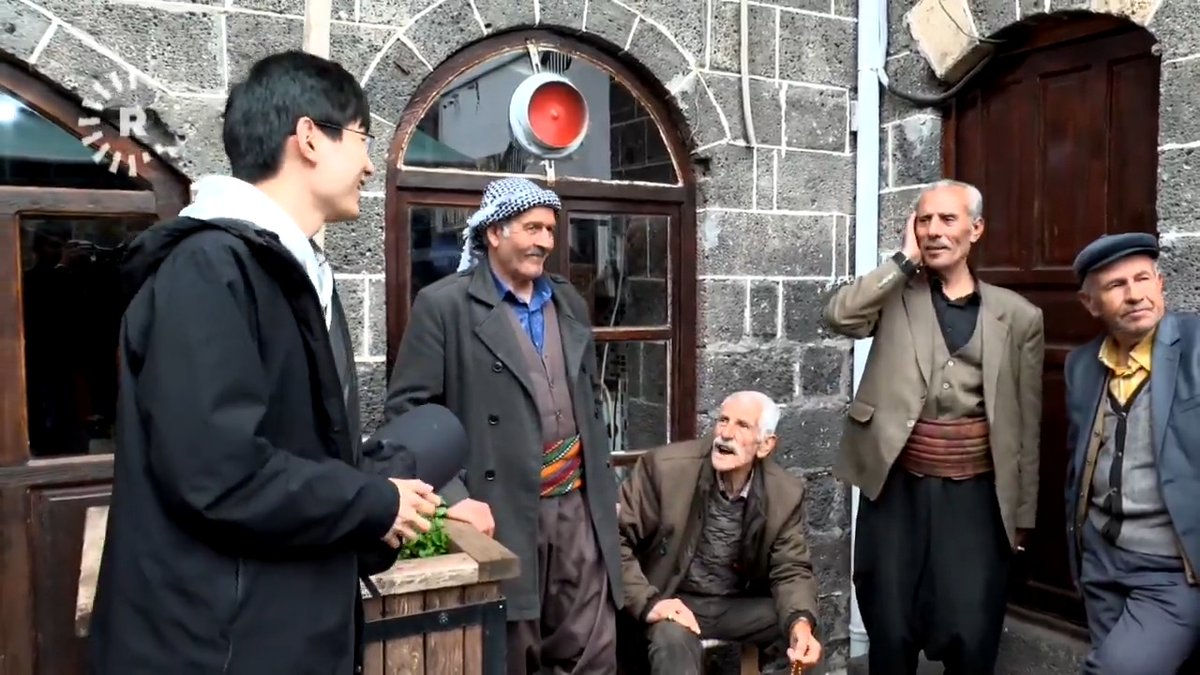 Ez li Amedê rastê 2 çîniyan hatim. Bi xelkê re bi kurdî diaxivîn. Ew Mem û Zîna Ehmedê Xanî jî dizanin Bîra Qederê ya Mihemed Uzun jî. Ereb Şemo jî dizanin Bextiyar Elî jî...