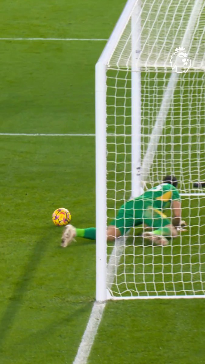 We're still trying to figure out how Emi Martinez saved this 🤯