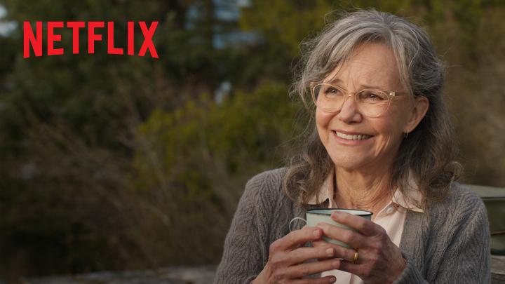 Basada en el bestseller, la película 'Criaturas luminosas' —protagonizada por Sally Field y Lewis Pullman, y con la voz de Alfred Molina en inglés— llega a Netflix el 8 de mayo.