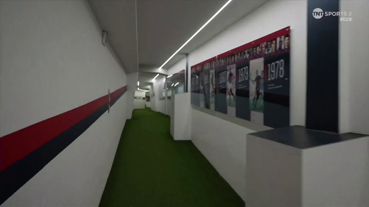 𝗖’𝗘𝗦𝗧 𝗨𝗡𝗘 𝗗𝗜𝗡𝗚𝗨𝗘𝗥𝗜𝗘 𝗖̧𝗔 😭🤣 Le tunnel pour accéder à la pelouse à Bologne 🇮🇹 est juste… INFINI ♾️