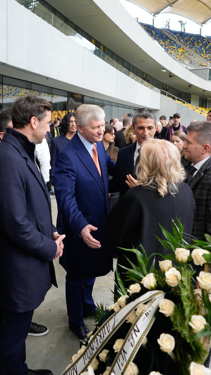 Президент «Шахтаря» й топменеджмент клубу в Бухаресті вшанували пам’ять легендарного Мірчі Луческу 💔