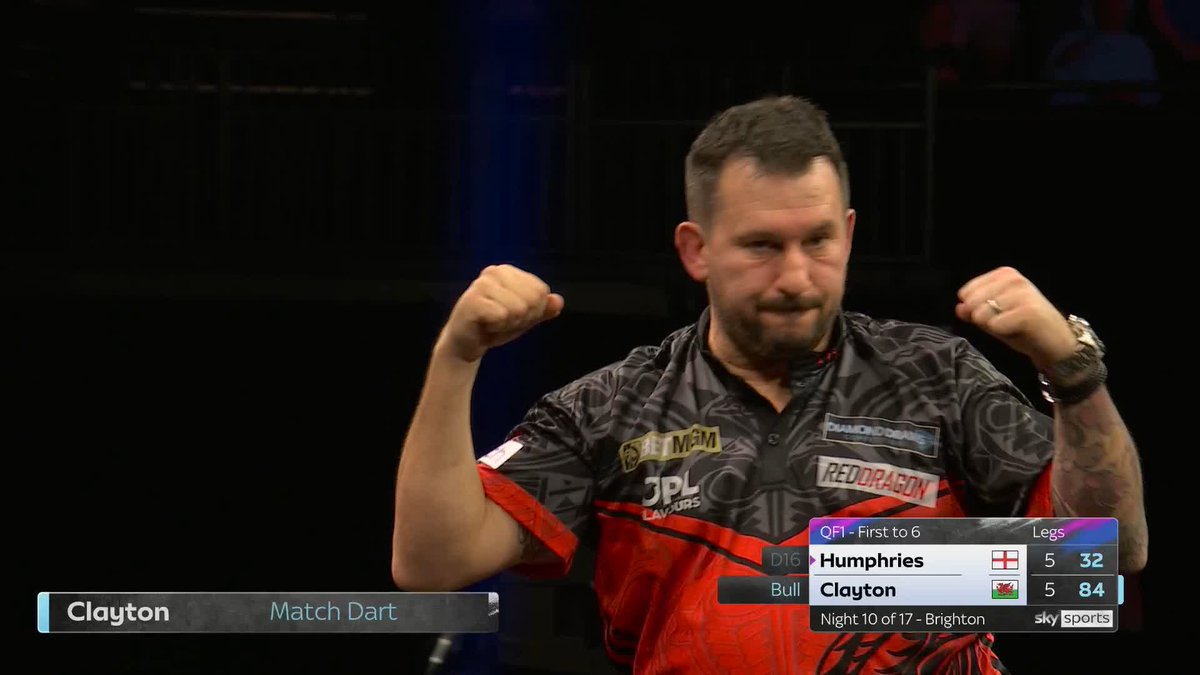 CLAYTON CLINCHES IT! That is CLUTCH from Jonny Clayton! The Welshman returns to winning ways with a crucial deciding-leg victory over Luke Humphries, sealing the deal with a brilliant bull finish! 📲 #PLDarts | QF1