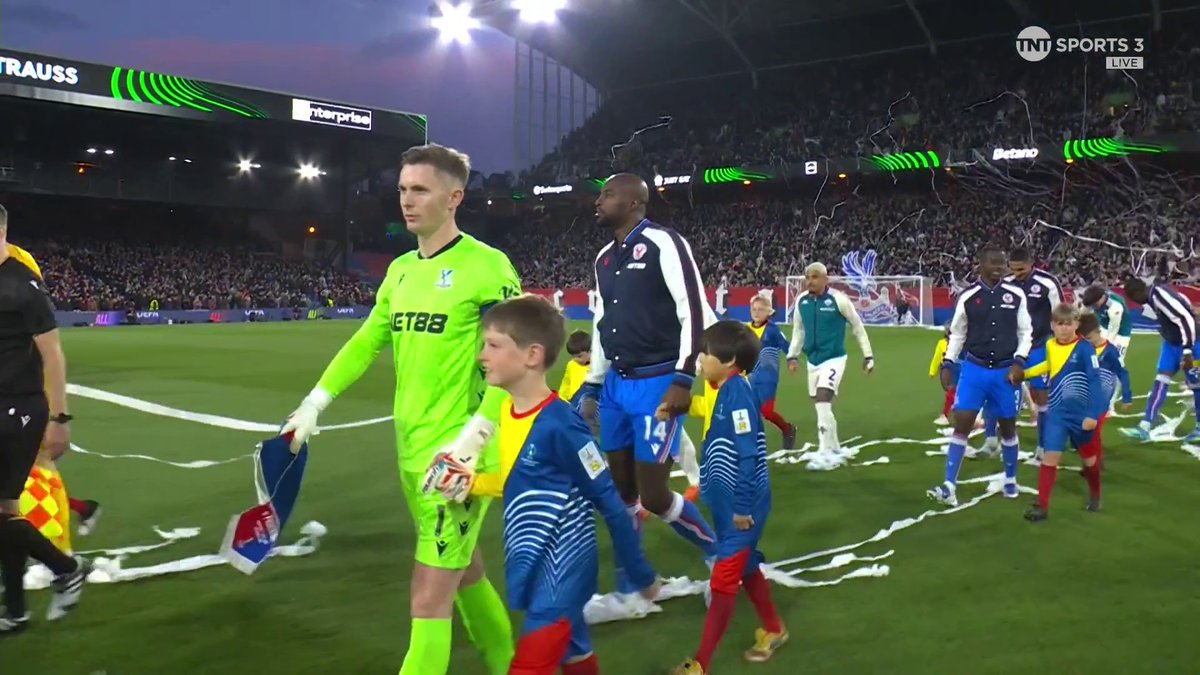 Some entrance for the Crystal Palace and Fiorentina players as they walked out in their quarter-final 1st leg tonight…🤣🤣🤣