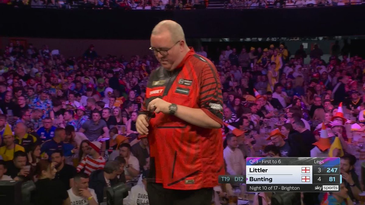 BUNTING ONE AWAY! Stephen Bunting is one leg away from defeating Luke Littler! The Bullet overcomes some double trouble to extend his lead to 5-3! 📲 #PLDarts | QF3