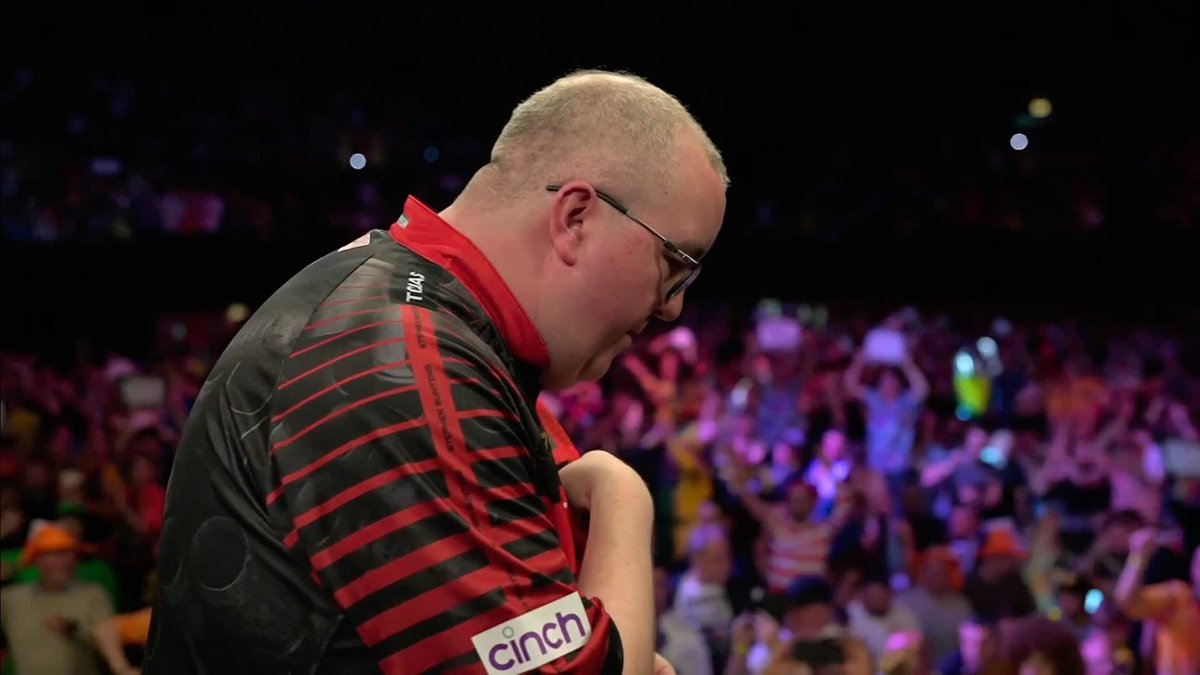 Victory for the birthday boy! 🎂 Stephen Bunting is through to the semi-finals in Brighton after defeating Luke Littler 🙌