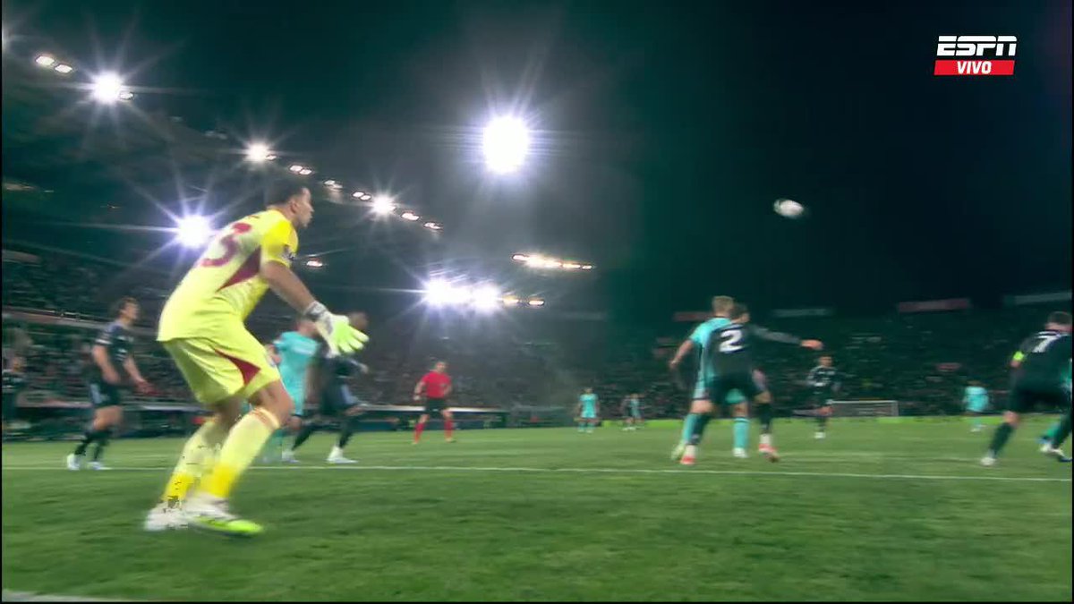"Dibu Martínez" Por esta impresionante, espectacular y sensacional atajada que hizo en el partido del Aston Villa ante el Bologna por la UEFA Europa League. La sacó con la chota el argentino pijudo, lo lloran los antis.