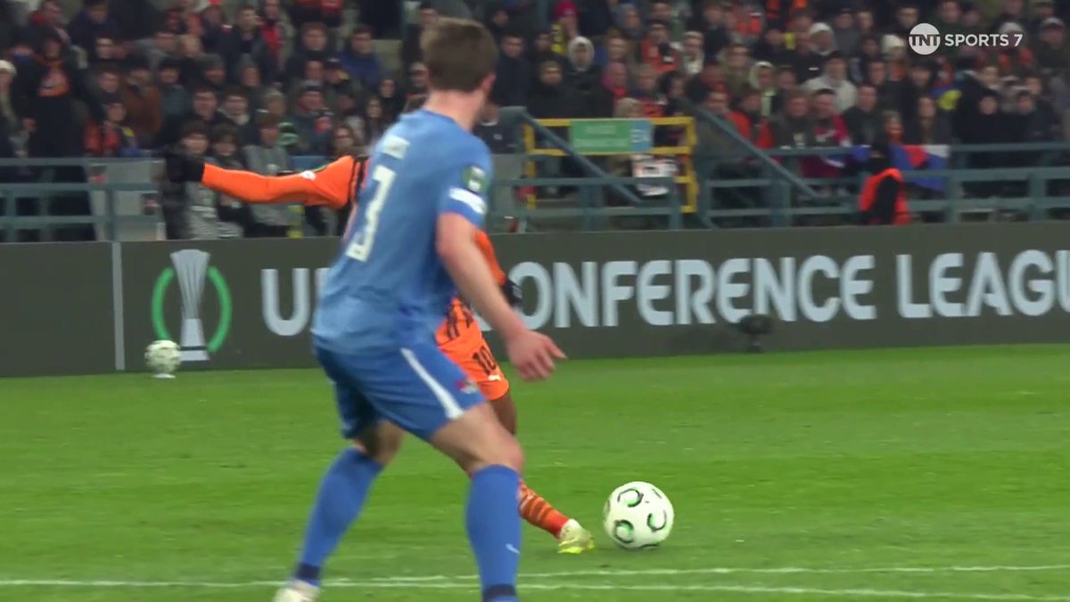 Pedrinho scores in some style to put Shakhtar 1-0 up against Alkmaar 🥵 📺 Stream with TNT Sports on HBO Max