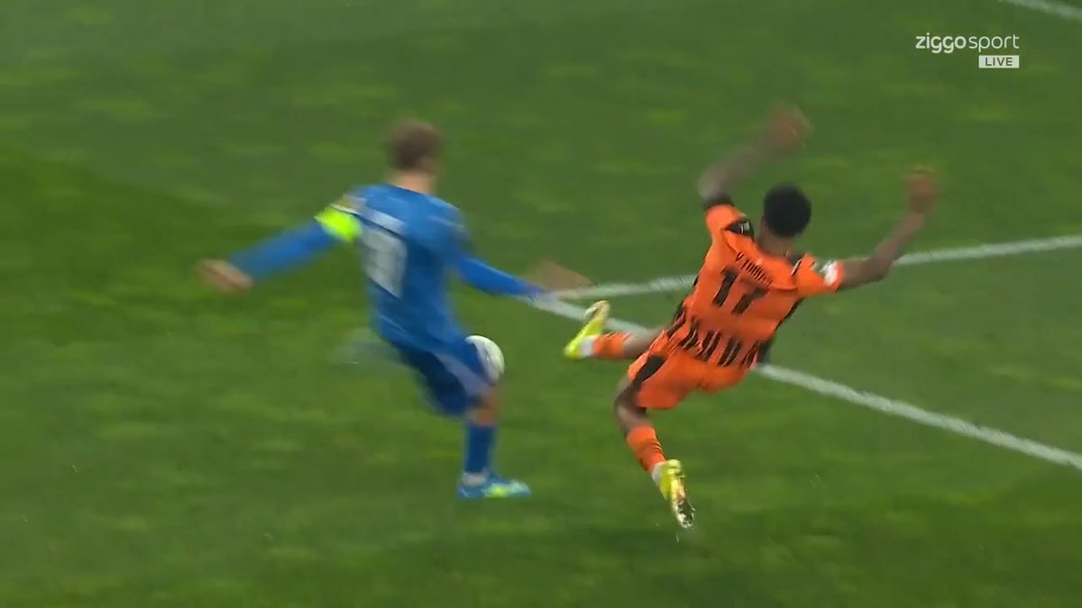 Had AZ hier een penalty moeten krijgen? 🤔 #ZiggoSport #UECL #SHKAZ