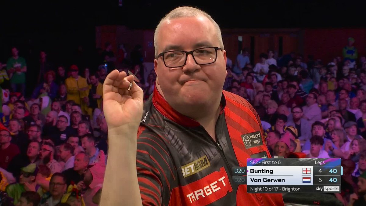DECIDER! Stephen Bunting sends us all the way in Brighton! The Bullet holds his nerve to set up a grandstand finish against Michael van Gerwen! 📲 #PLDarts | SF2