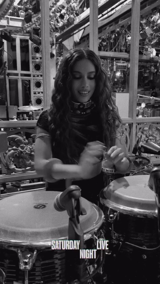 VAI TER TAMBOR! Anitta durante os ensaios para sua performance no SNL que irá ao ar neste sábado.