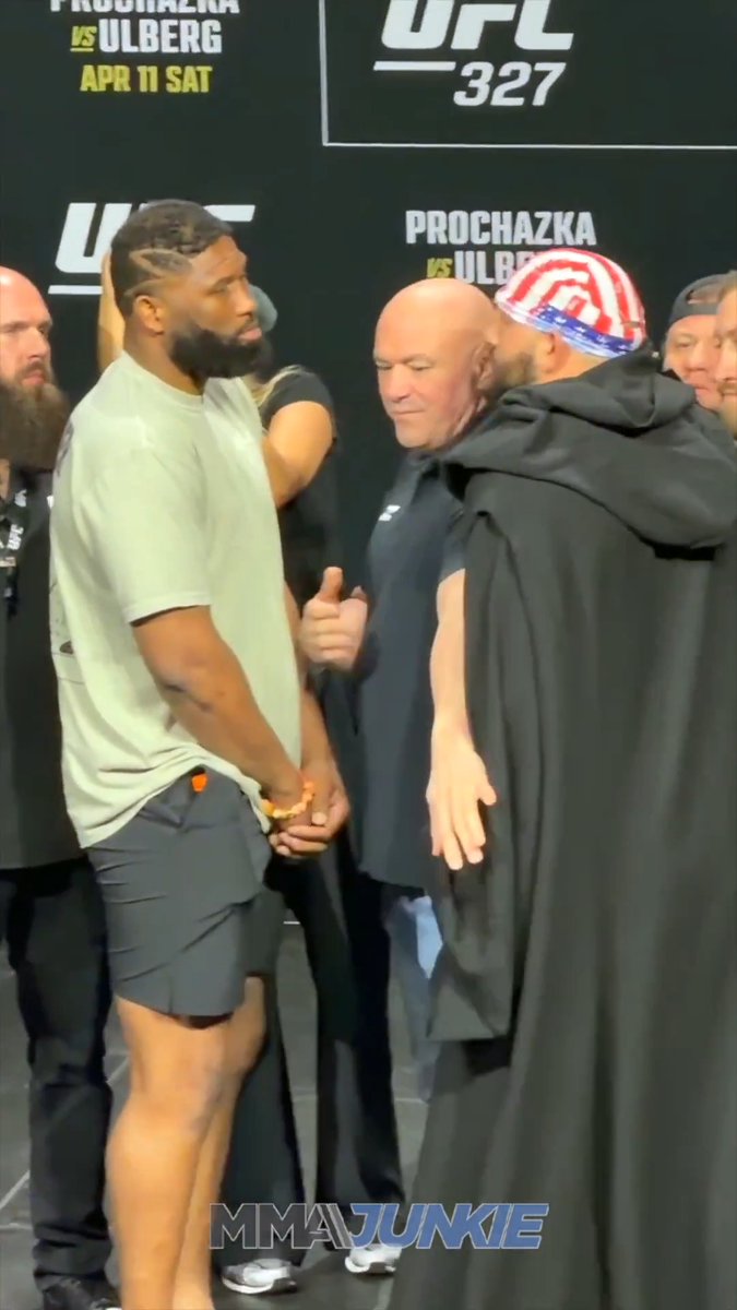 Curtis Blaydes no-sold Josh Hokit at the #UFC327 press conference faceoff.