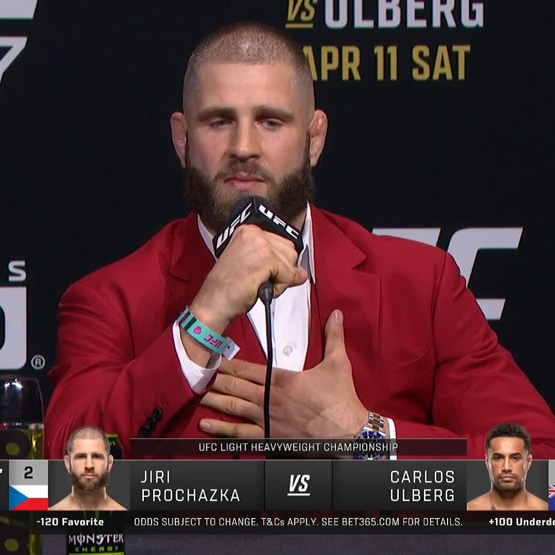 Jiří Procházka na tiskové konferenci UFC a rovnou v češtině. Hlavní zápas celého večera. Důkaz, že je zkrátka a jednoduše hvězdou celé organizace. Na tohle budeme vzpomínat. Neděle, 05:00. Jeden zápas může znovu vztyčit českou vlajku ve světě sportu.