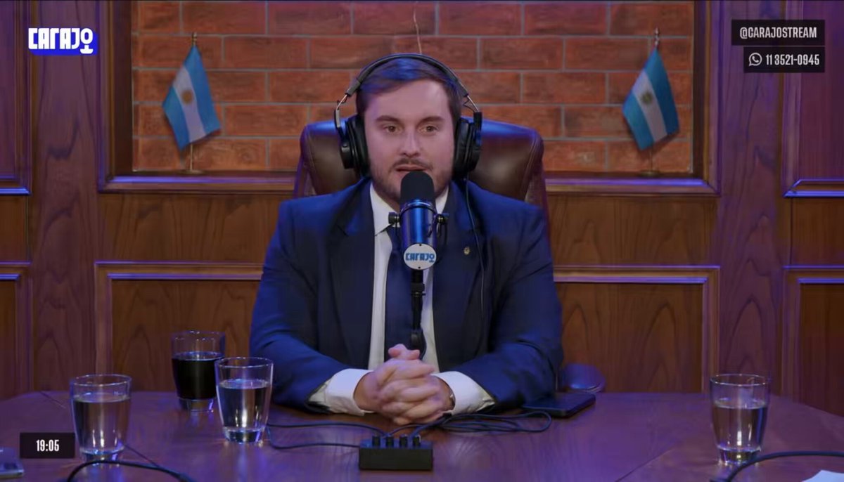▶️ FELIPE NÚÑEZ Y FEDE FURIASE SOBRE EL CRÉDITO HIPOTECARIO EN ARGENTINA Felipe Núñez 🦅: “Nosotros no hicimos nada ilegal ni inmoral. Fuimos como cualquier hijo de vecino que es apto crédito a sacar un crédito hipotecario a la misma tasa y plazo que puede sacar cualquiera que sea apto crédito. Fuimos al Banco Nación porque cobramos el sueldo ahí, somos clientes del BNA, tenemos la posibilidad de acceder a los productos que ofrece el BNA y uno de ellos es el crédito hipotecario. Nuestras familias se están endeudando a 30 años para comprar una casa y elegimos la tasa más competitiva del mercado. Por eso es que el BNA es el que está dando 9/10 créditos hipotecarios, por eso es que dio 27.000 créditos hipotecarios. Los funcionarios fueron solamente menos del 0,2% dela cantidad que se dio. No hubo tasa subsidiada ni tasa preferencial.” Federico Furiase: “En mi caso, yo saqué un crédito para segunda vivienda, a una tasa incluso más alta.”