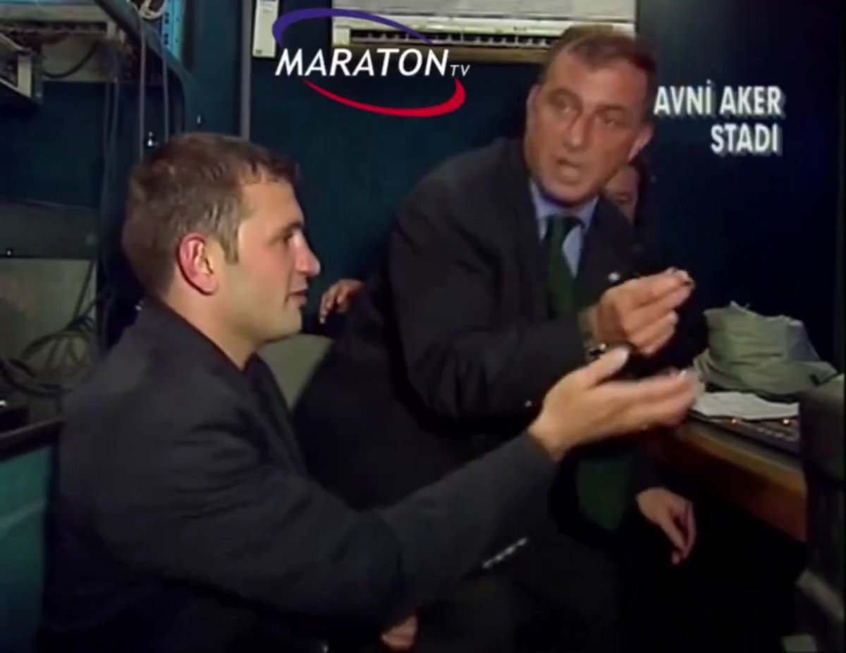 Okan Buruk, Fatih Terim'e saygısından koltuğu ona verip tabureye kendisi oturuyor. (MaratonTV)