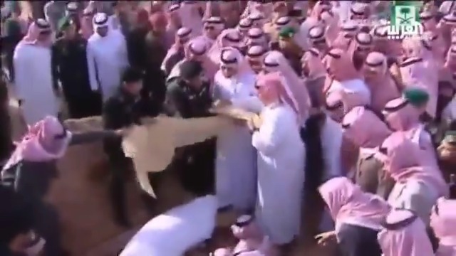 لقطات نادرة بثتها قناة العربية لحظات دفن الملك عبد الله بن عبد العزيز عليه رحمة الله