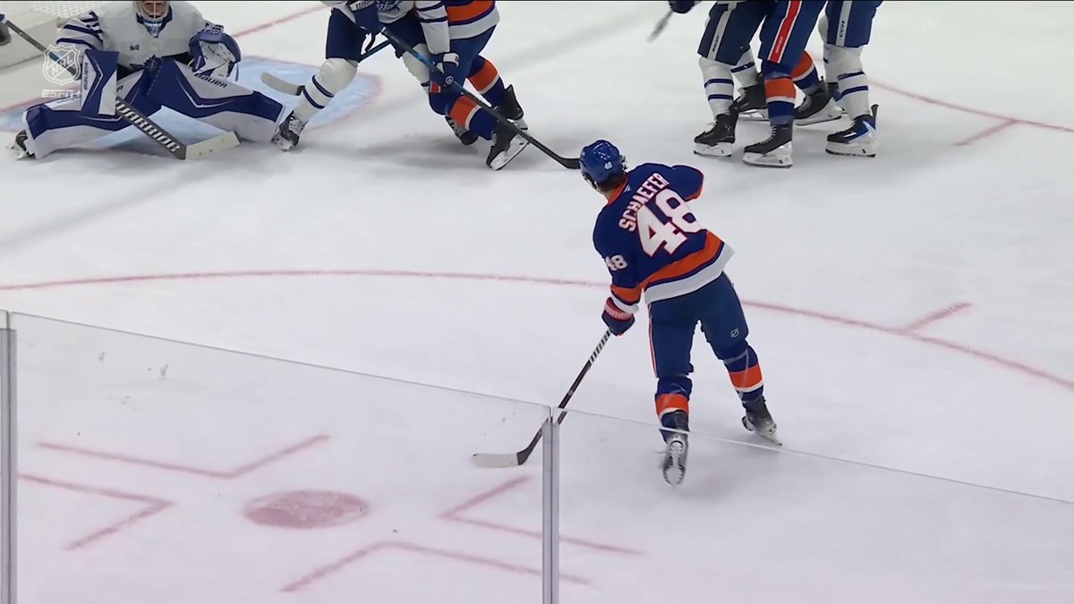 MATTHEW SCHAEFER 🚨 He's now tied the NHL record for the most goals by a rookie defenseman in a single season with 23! 📺: ESPN+ ➡️