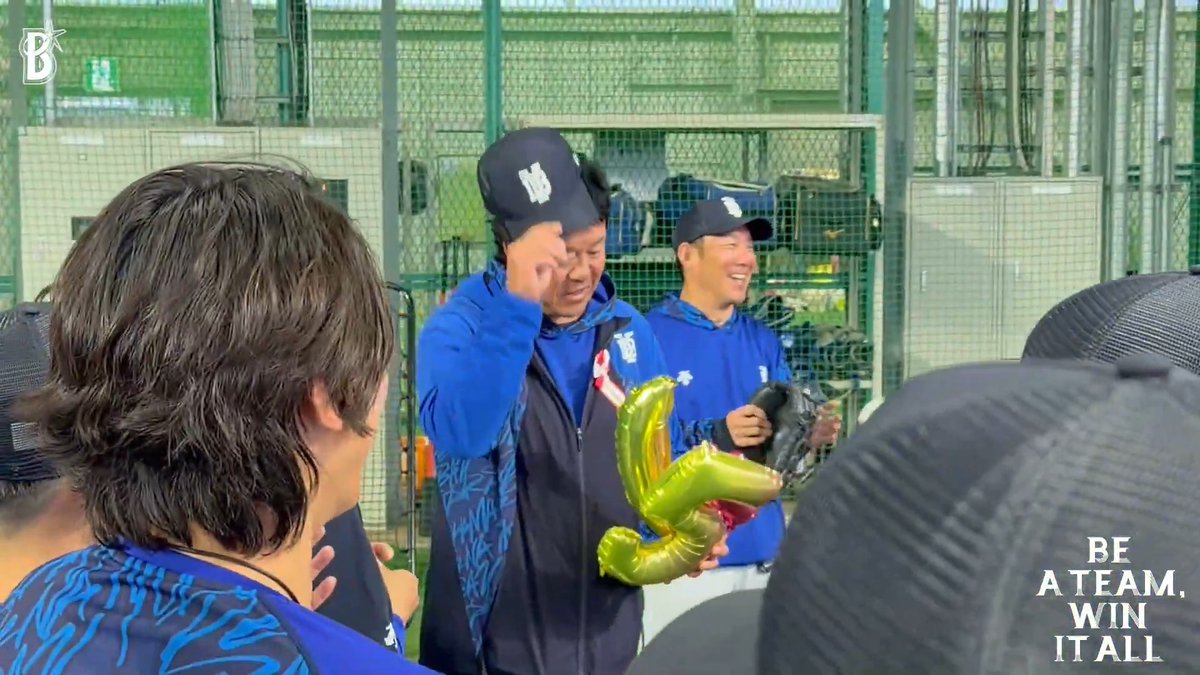 【#ファーム 情報】 本日ファームは試合中止のため、室内で練習👊 ...の前に、#高見澤郁魅 選手の音頭で #鈴木尚典 コーチのバースデーをサプライズでお祝いしました🥳🎂 #DOCK #baystars