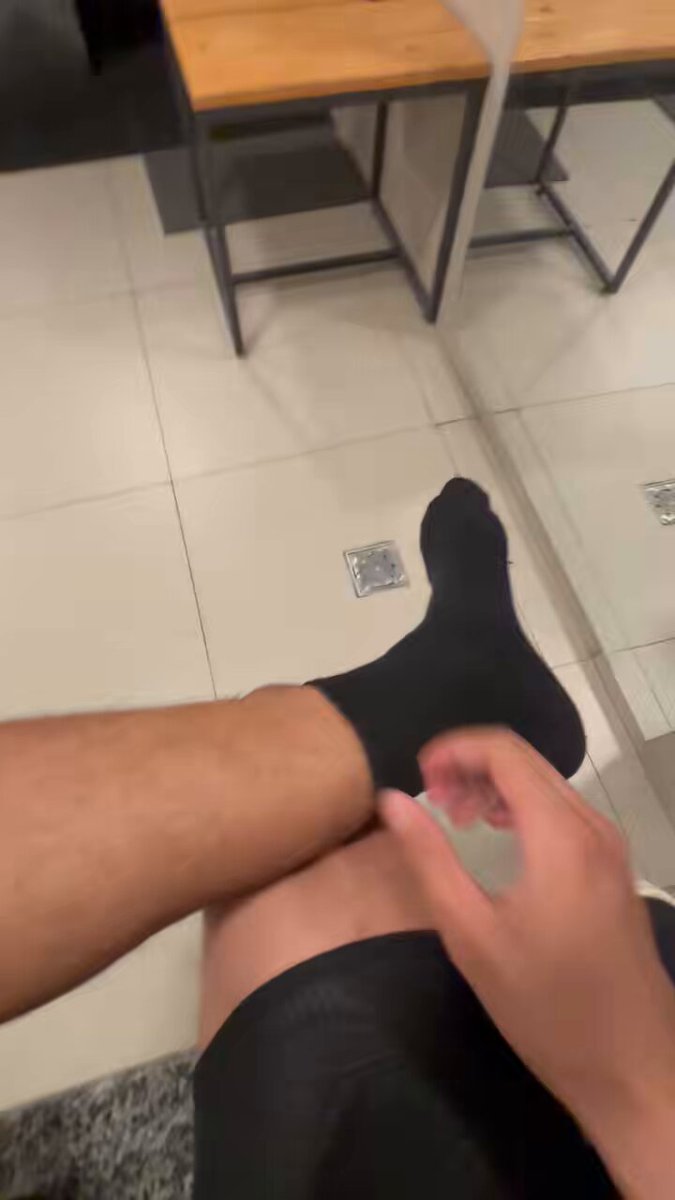 a meia pedindo socorro já🧦