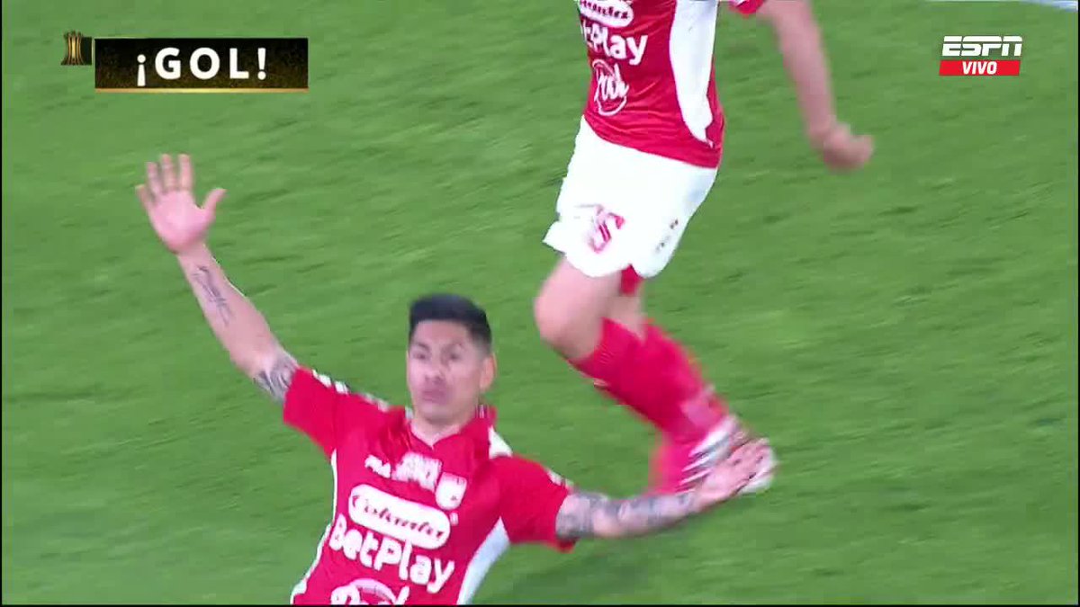 🇨🇴 GOOOL de #SantaFe. El argentino Emmanuel Olivera marcó el 1-0 ante #Peñarol, al 20’ 🔴⚪️