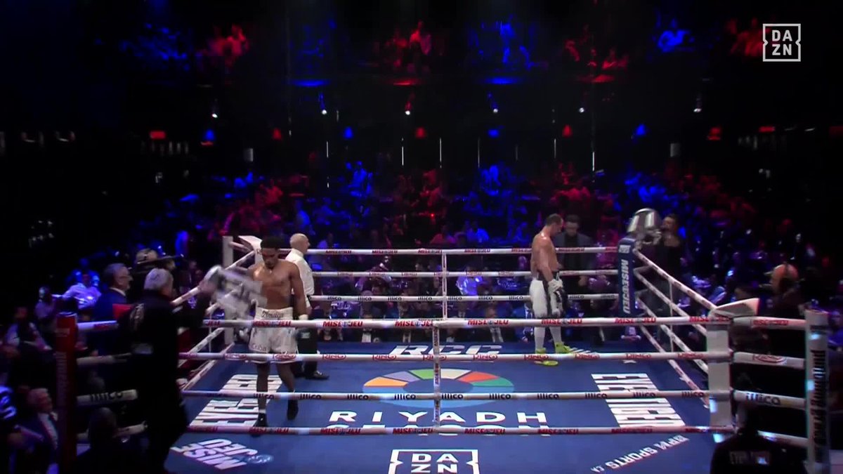 Osleys Iglesias almost got caught off guard 😅 #IglesiasSilyagin | Live NOW on DAZN ▪️